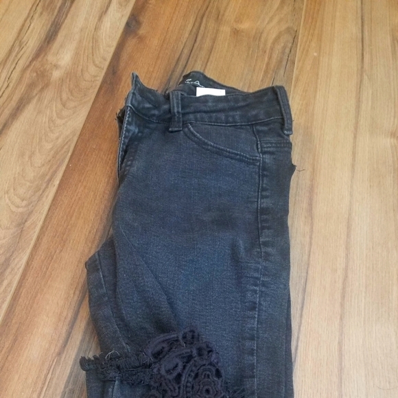 Buckle Jeans - Picture 2 of 4